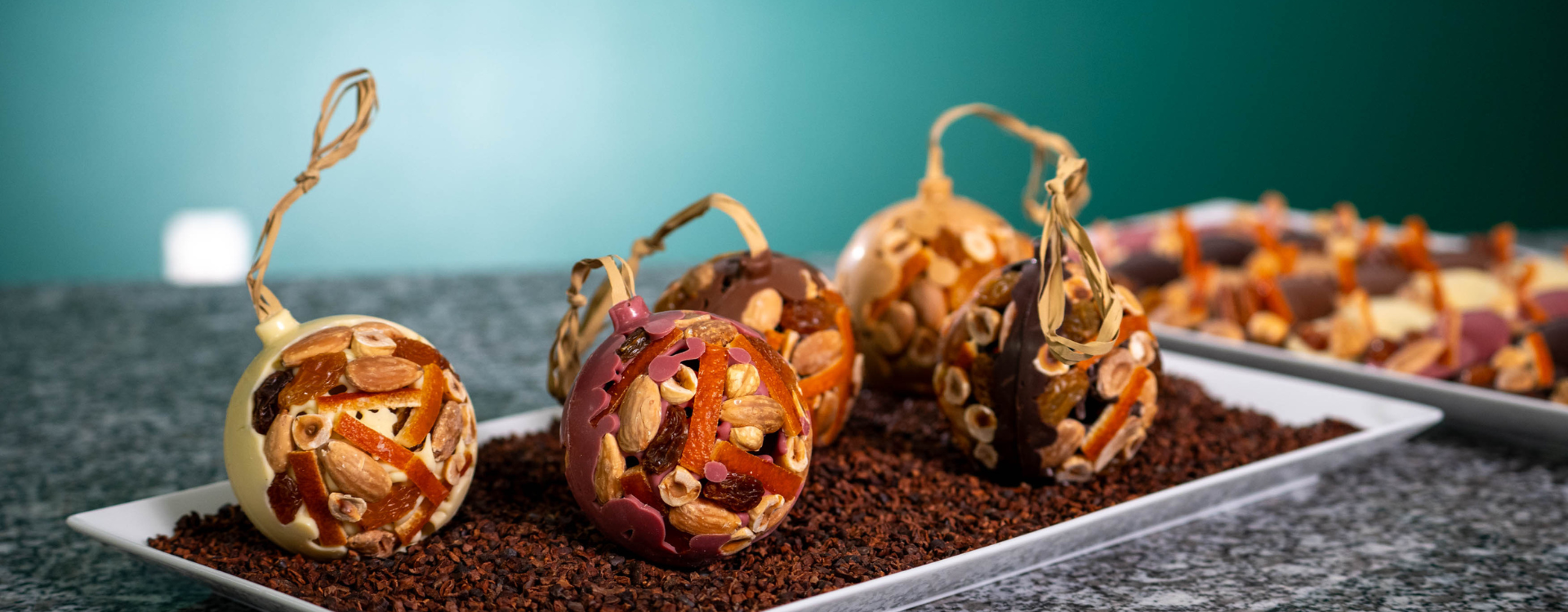 Des mendiants en boules de Noël, recette facile & déco gourmande à suspendre !