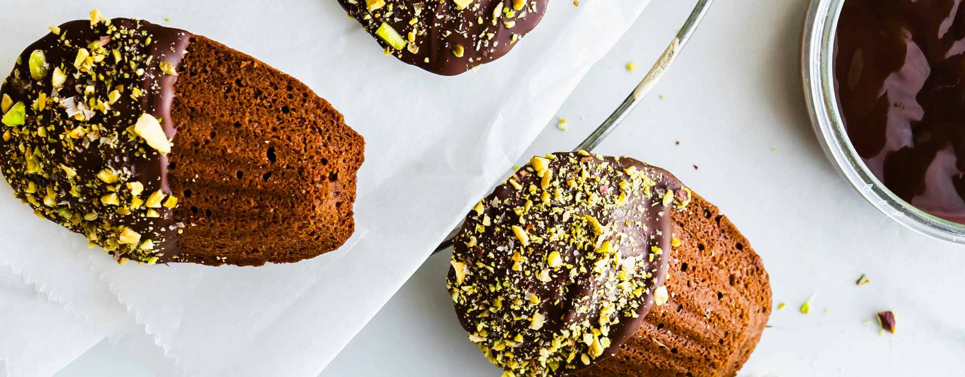 Madeleines au chocolat & pistaches concassées