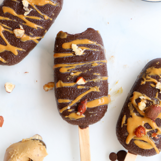 Glaces bâtonnet vanille sans sorbetière, enrobage chocolat blanc & chocolat au lait