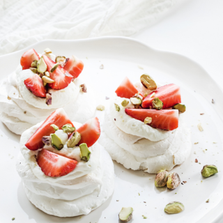 Pavlova individuelles fraise pistache